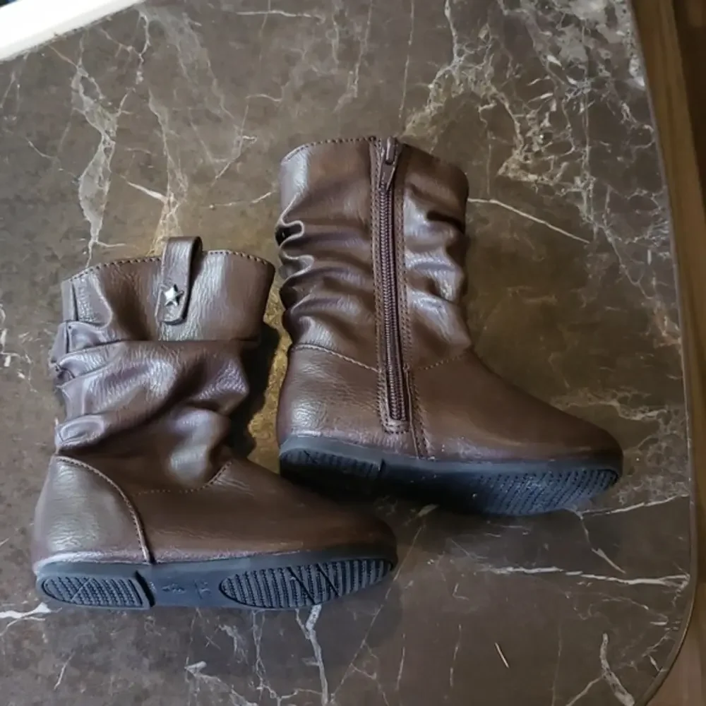 Children’s place girls boots size‎ 6